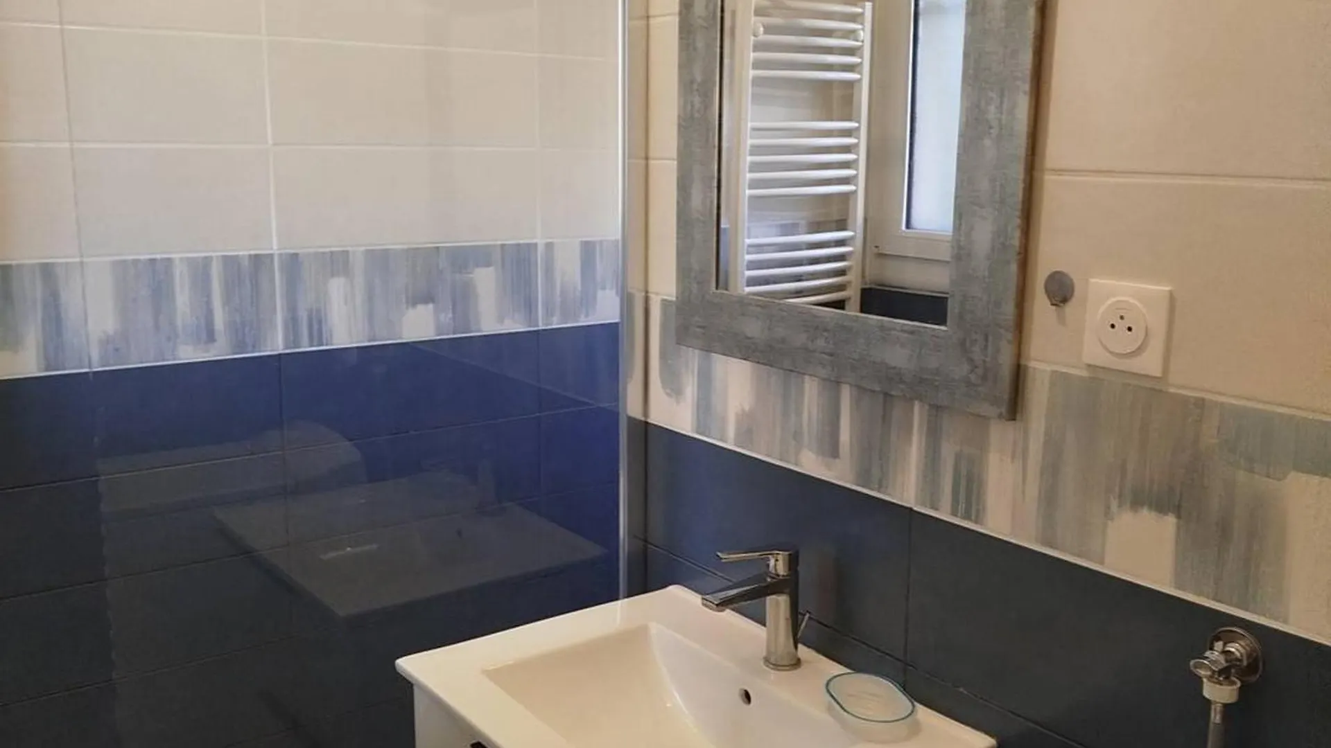 Studio Cabine Climatise Avec Piscine Et Parking A Bormes-Les-Mimosas - Fr-1-610-105