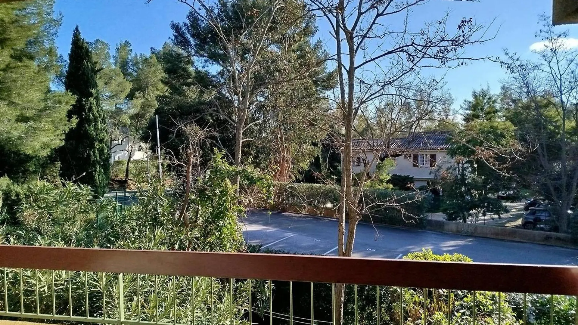 Studio Cabine Climatise Avec Piscine Et Parking A Bormes-Les-Mimosas - Fr-1-610-105 contacts